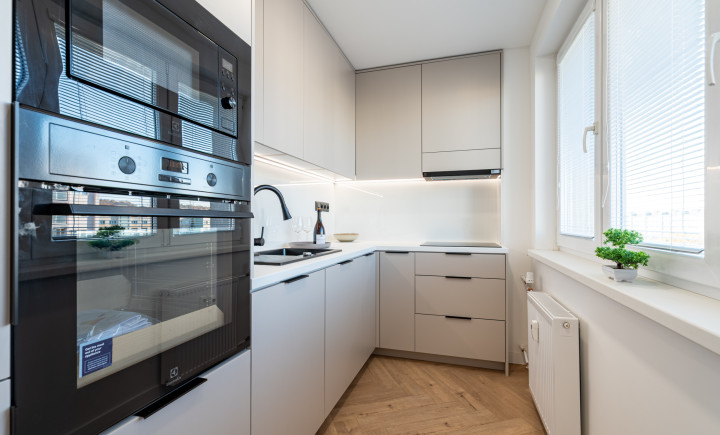 NA PREDAJ PEKNÝ A ZREKONŠTRUOVANÝ 3-IZBOVÝ BYT NA ULICI VÝSTAVBY, KOŠICE - ZÁPAD.