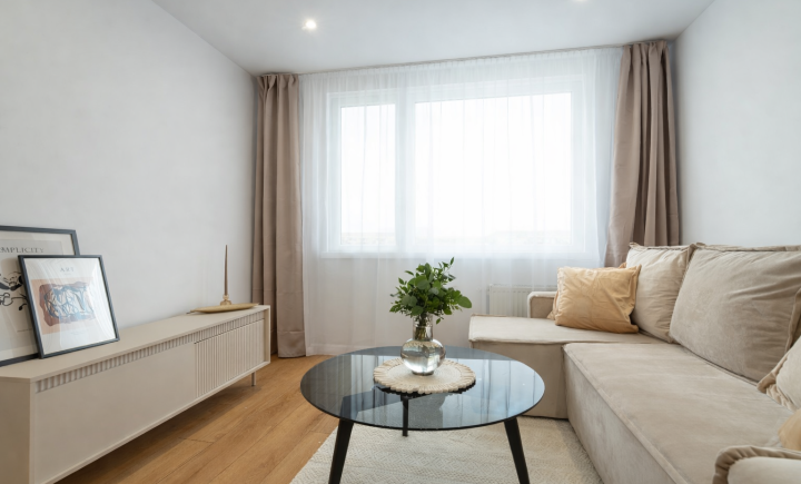 NA PREDAJ MENŠÍ 2 IZBOVÝ BYT PO KOMPLETNEJ REKONŠTRUKCII NA ULICI NÁMESTIE KOZMONAUTOV, (NAD JAZEROM)