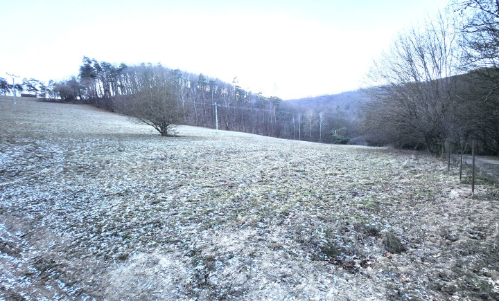 Veľkorysý rekreačný pozemok pod Obišovským hradom