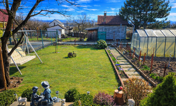 NA PREDAJ CELOROČNÁ 3-PODLAŽNÁ CHATA SO SAUNOU-ĽUDVÍKOV DVOR