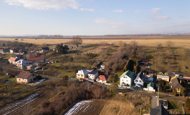 NA PREDAJ KRÁSNY 4 IZBOVÝ RODINNÝ DOM PRIPRAVENÝ NA NASŤAHOVANIE | OBEC GYŇOV