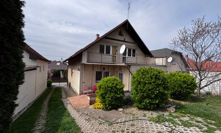 Na predaj veľký rodinný dom záhrada pri Hlohovci, Koplotovce.