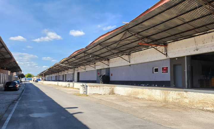 IDEÁLNY Sklad s kanceláriou a nakladacou rampou 631 m2 - E 23