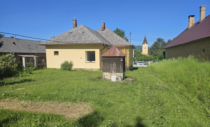 Na predaj starší rodinný dom s veľkou záhradou v centre V.Šariša