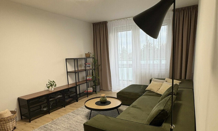 Na prenájom zariadený 2 izbový byt, centrum, Hollého, Senica.
