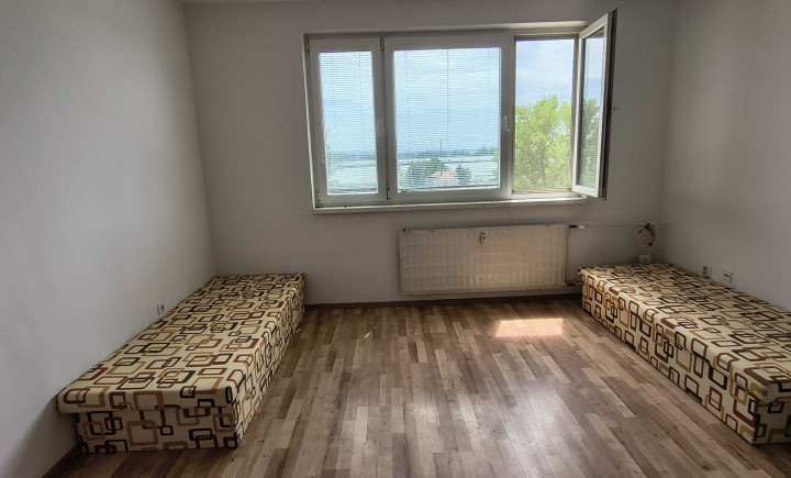 Na prenájom 2 izbový byt Levice Ľanová ulica pre rodinu aj robotníkov