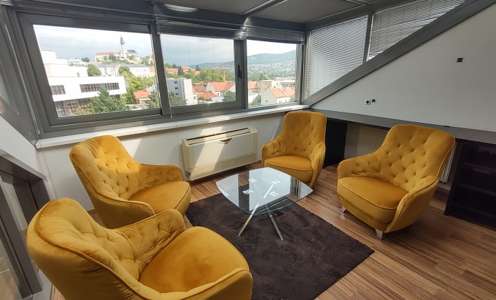 Na prenájom 4 izbový  luxusný byt v srdci Nitry