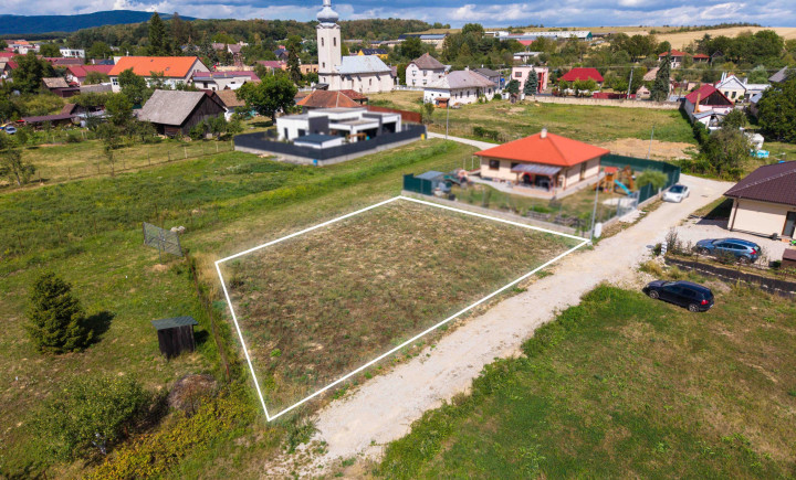 NA PREDAJ ROVINATÝ STAVEBNÝ POZEMOK V OBCI PAŇOVCE