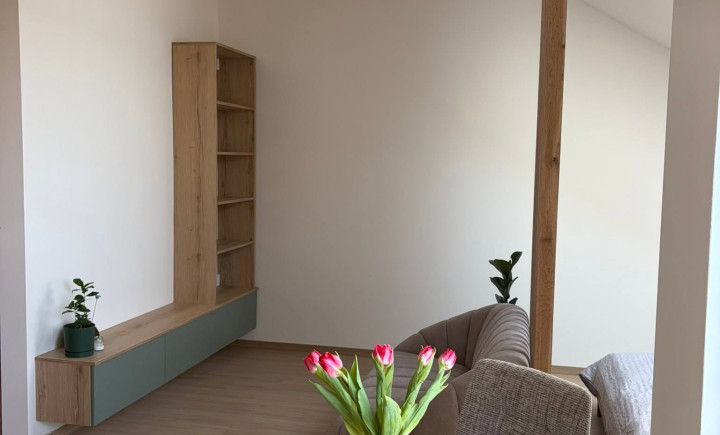 Moderný slnečný byt s veľkou strešnou terasou a výhľadom na Zobor – garážové parkovanie | Nitra, Kynek