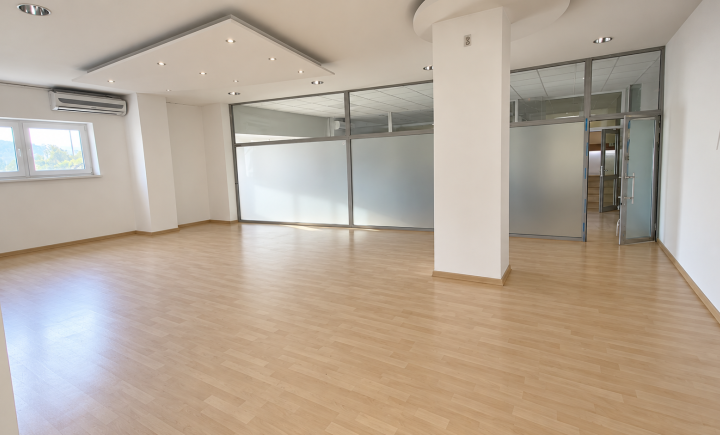 Na prenájom obchodný priestor v centre Nitry s parkovaním 65 m2