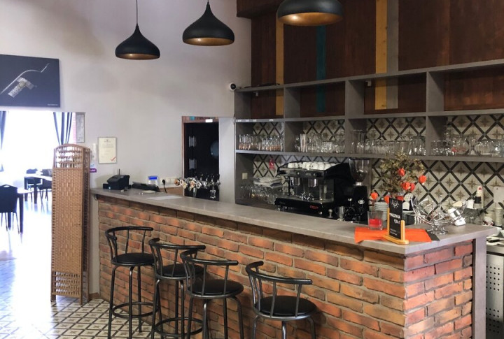 Na prenájom zabehnutá reštaurácia, bar, kaviareň, terasa, parkovisko. Pozor znížená cena !!!
