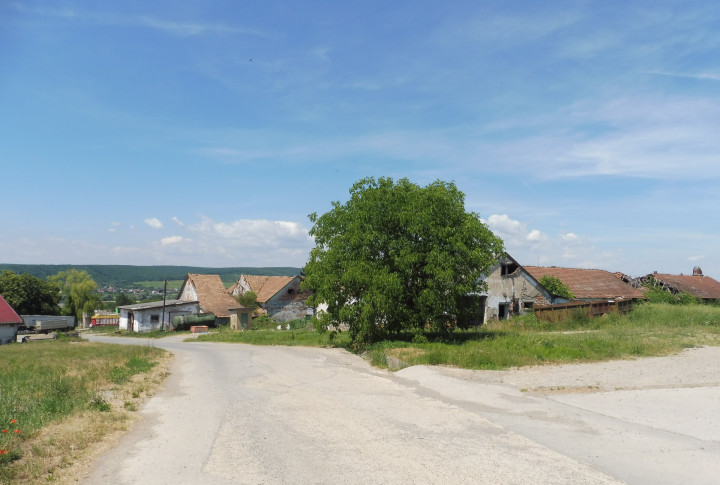 Budova, poľn. objekty a pozemky v areáli, Rozhanovce, Košice - okolie