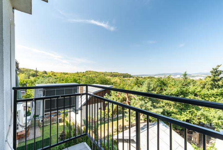 NOVOSTAVBA | 3 IZBOVÝ BYT | 84m² + 2x PARKING | NA HORE - FURČA