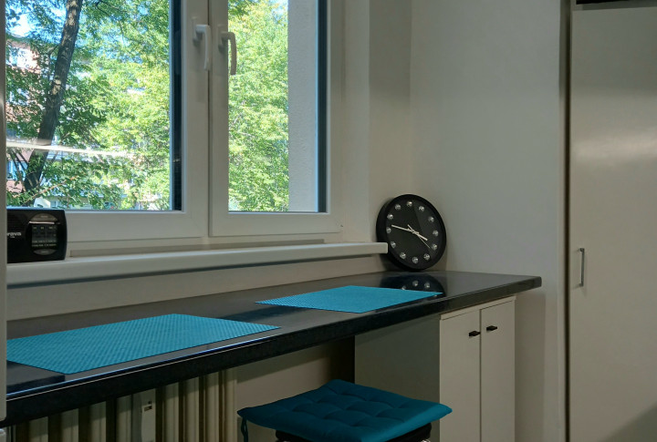 NA PREDAJ  ÚTULNÝ 2,5 IZBOVÝ BYT S  BALKÓNOM V BB-RADVAŇ