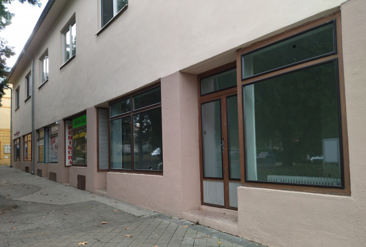 Na prenájom obchodný priestor, situovaný na námestí, Hlohovec.