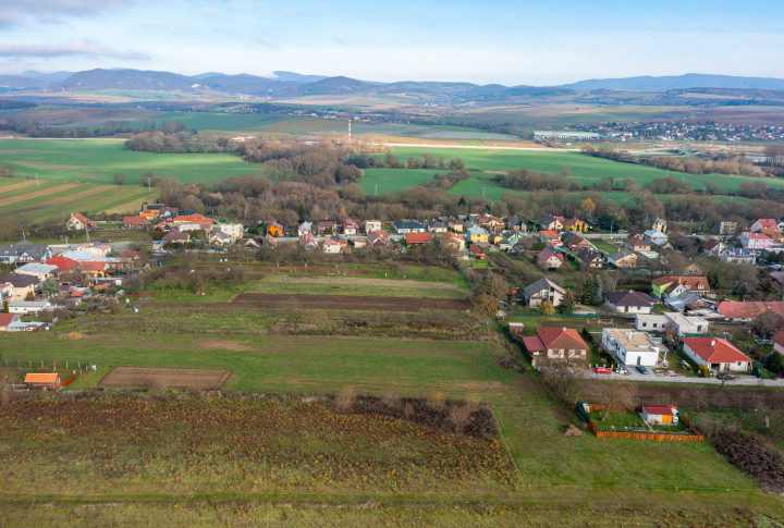 NA PREDAJ STAVEBNÝ POZEMOK V OBCI BRETEJOVCE | 742m²