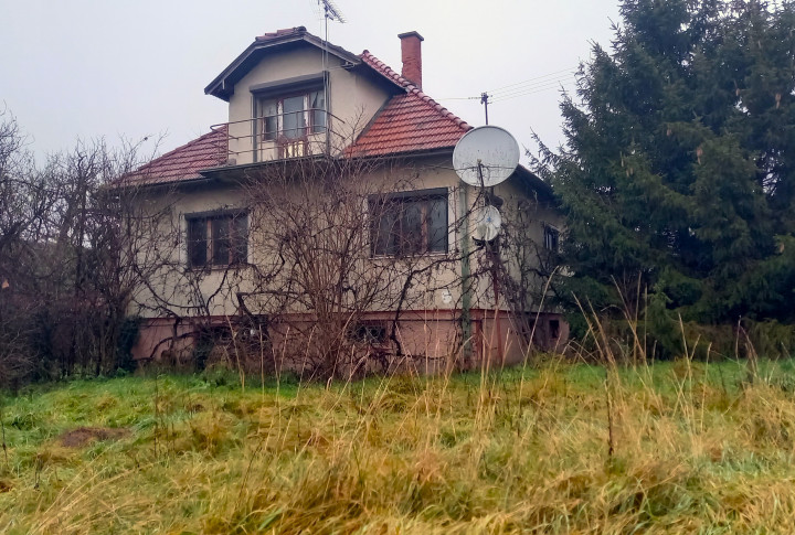 PODPIVNIČENÝ RODINNÝ DOM S VEĽKÝM POZEMKOM - 5189M2 - HONTIANSKE TESÁRE - DVORNÍKY