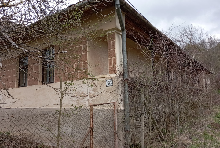 Ponúkam na predaj starší rodinný dom s veľkým pozemkom Hrušov