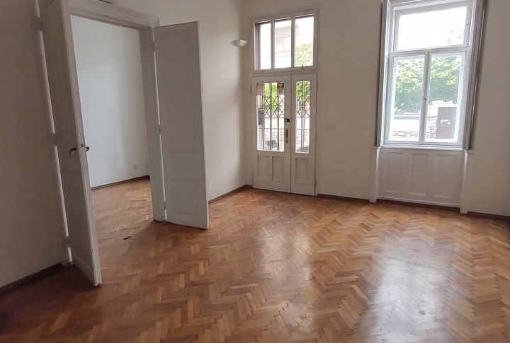 Na predaj obchodný priestor v centre Nitry- okná do ulice, nízka cena
