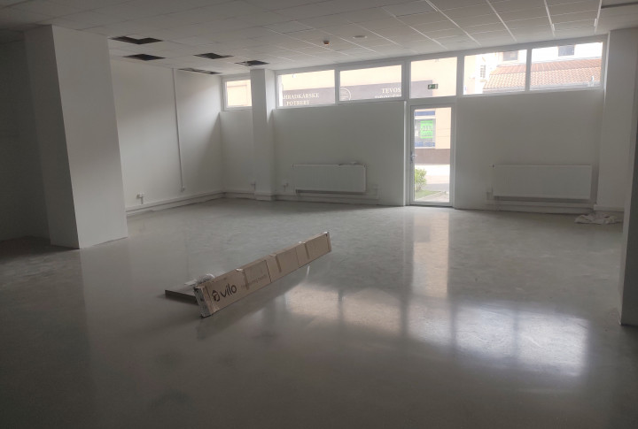 Na prenájom obchodný priestor v Polygóne Nitra 92 m2