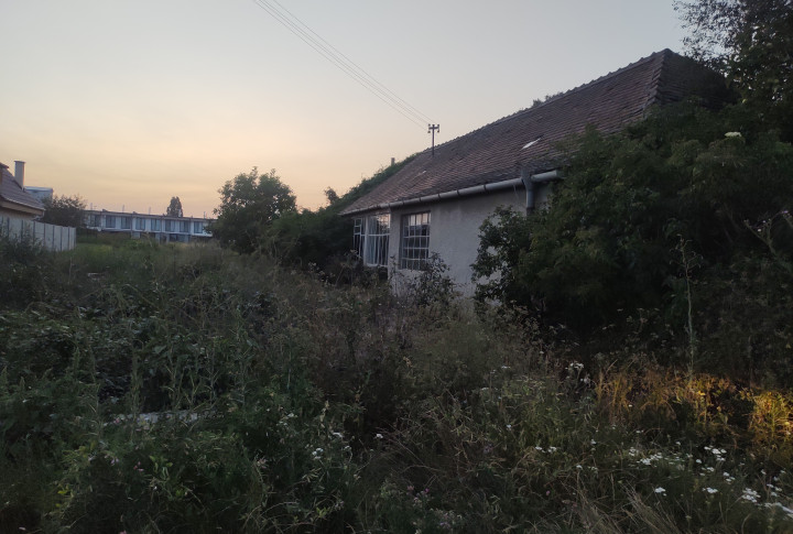 Na predaj stavebný pozemok s rodinným domom