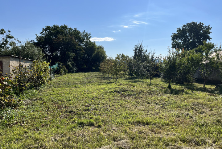 NA PREDAJ STAVEBNÝ POZEMOK V CENTRE OBCE KECHNEC | 594m²