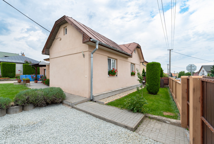 REZERVOVANÝ 3 IZBOVÝ ZREKONŠTRUOVANÝ RODINNÝ DOM S GARÁŽOU A TERASOU