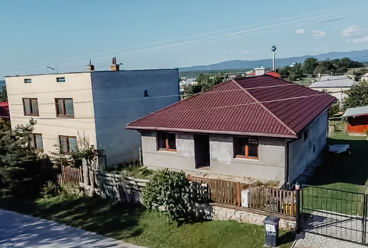Ponúkame na predaj priestranný rodinný dom Nováčany.