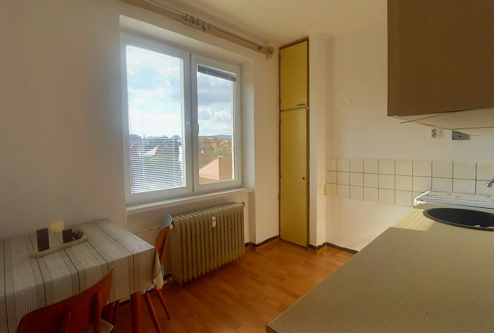 NA PREDAJ TEHLOVÝ 3 IZBOVÝ BYT S BALKÓNOM - ŠKOLSKÁ