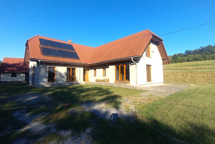 NA PREDAJ 5 IZBOVÝ RODINNÝ DOM - POZEMOK 4 978 M2