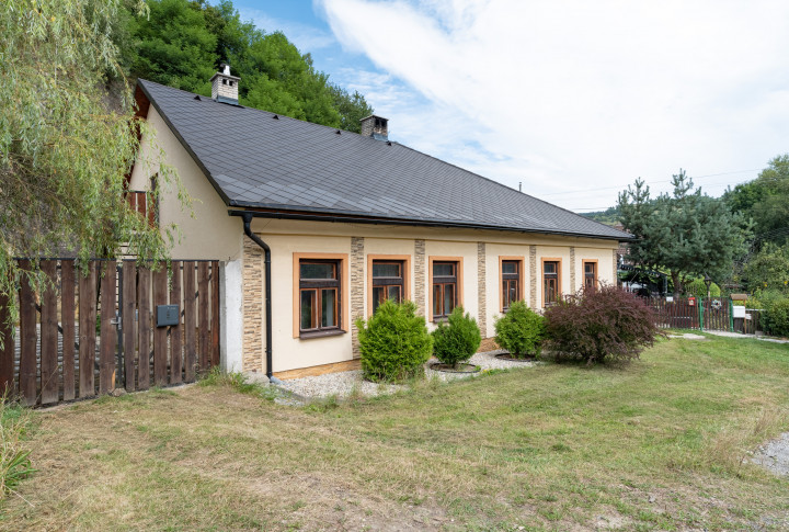 REZERVOVANÝ RODINNÝ DOM V KRÁSNOM PROSTREDÍ V OBCI SMOLNÍK