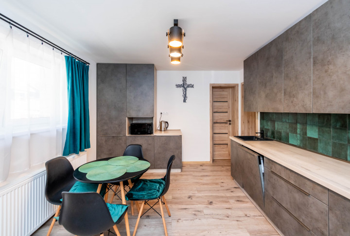 Na predaj dvojpodlažný RD po modernej rekonštrukcii, veľký pozemok (2588m2), obec Ruskov - KE okolie.