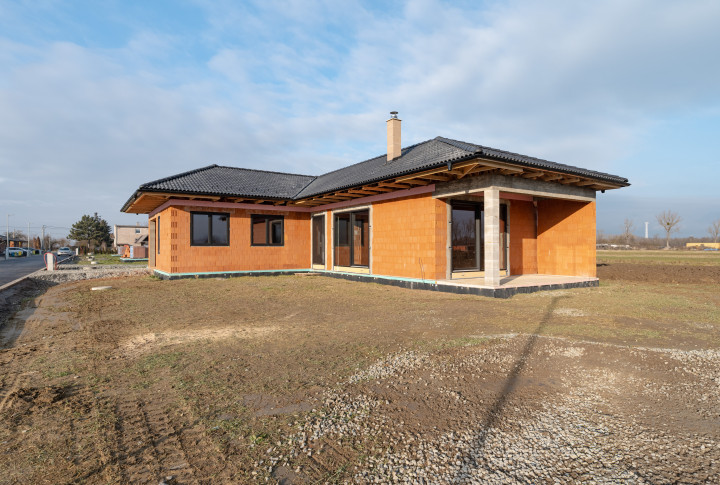 NA PREDAJ 4 IZBOVÝ BUNGALOV S MOŽNOSŤOU DOKONČENIA DO HOLODOMU | PERÍN-CHYM, časť GOMBOŠ