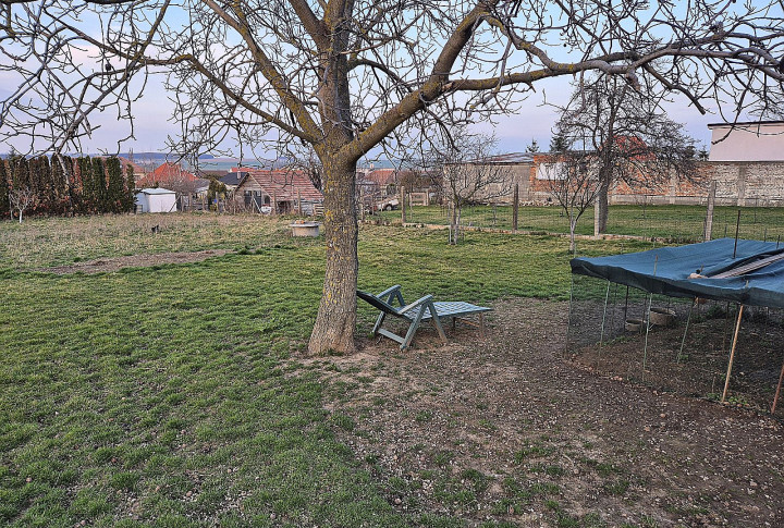 Na predaj rovinatý oplotený stavebný pozemok, obec Košolná