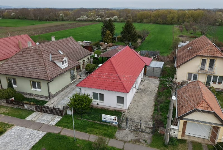 Na predaj ihneď obývateľný rodinný dom v obci  Rastislavice s 30 árovým pozemkom