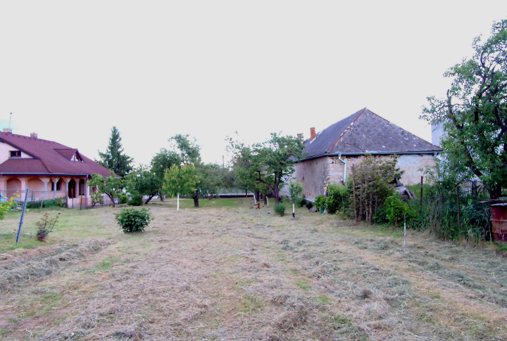 Rovinatý a slnečný pozemok v pokojnej obci Kašov