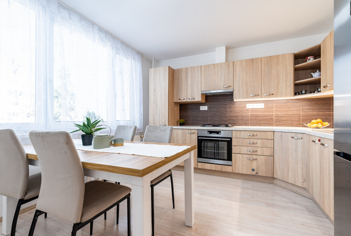 NA PREDAJ VEĽKÝ 2 IZBOVÝ BYT PO KOMPLETNEJ REKONŠTRUKCII | 56m2 + LOGGIA | JEGOROVOVO NÁM. FURČA