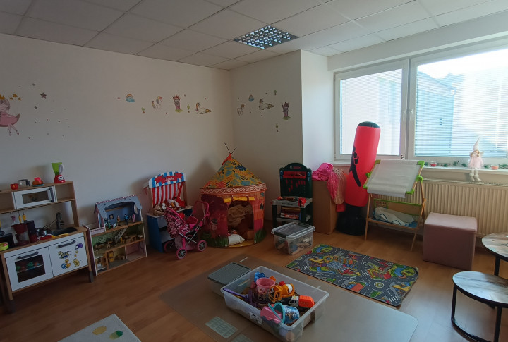 Na prenájom kancelária v centre Nitry so sprchovacím kútom