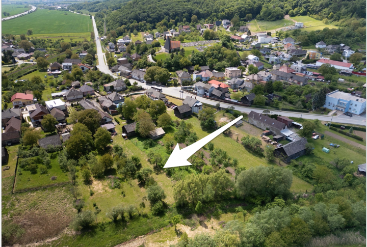 Rovinatý STAVEBNÝ pozemok v centre obce Drienovská Nová Ves