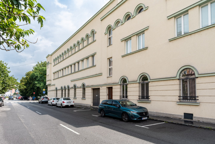 NA PRENÁJOM STAROMESTSKÝ 3,5 IZBOVÝ BYT S PARKOVANÍM VO DVORE | KRMANOVA UL.