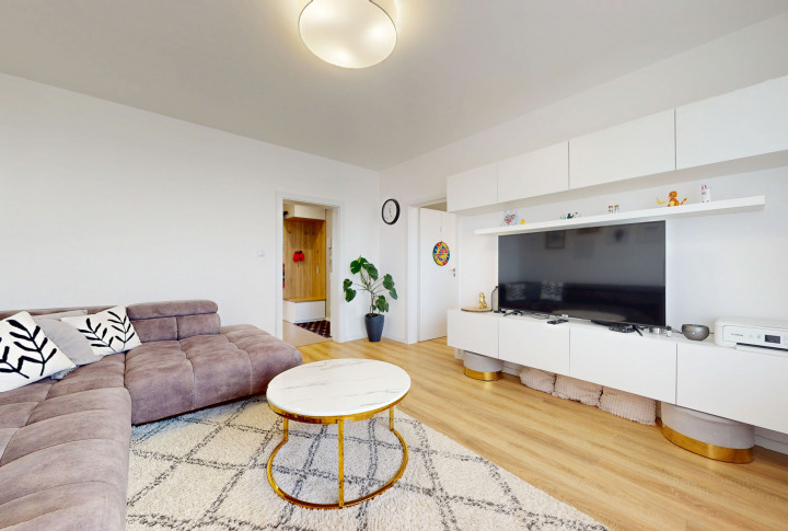 NA PREDAJ VEĽKÝ 4 IZBOVÝ BYT - 96 M2 - DVE LODŽIE, VIEDENSKÁ ULICA , ŤAHANOVCE
