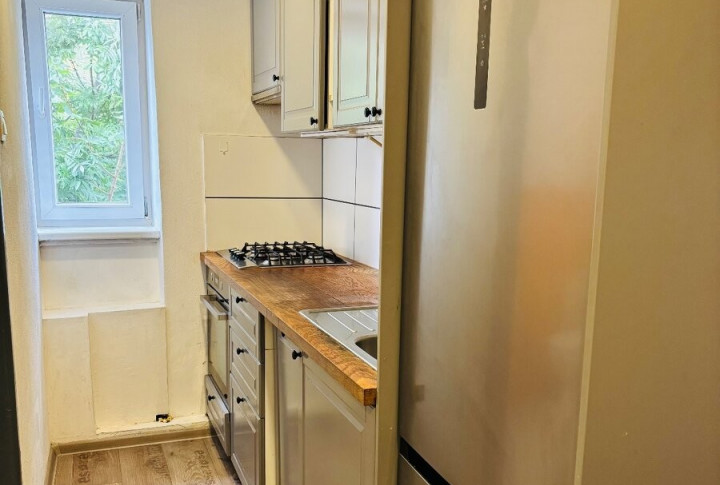 Na predaj priestranný tehlový 2-izbový byt upravený na 3-izbový – centrum mesta, Spojovacia ul.