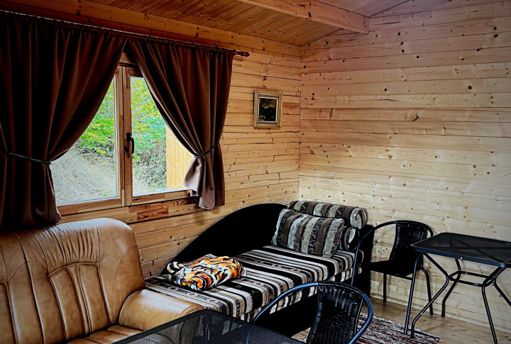 Zrub  s pozemkom v Slovinkách,  lesy, v zime sneh