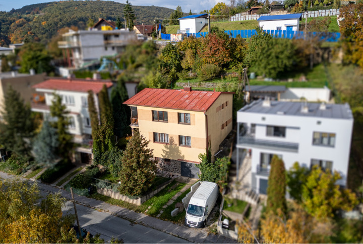 NA PREDAJ 6 IZBOVÝ RODINNÝ DOM S DVOMI BYTOVÝMI JEDNOTKAMI | PODHRADOVÁ | UL. VIHORLATSKÁ