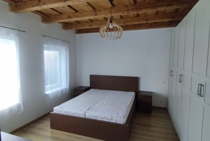 Na prenájom zariadený 2 izbový byt v rod. dome, obec Borovce.