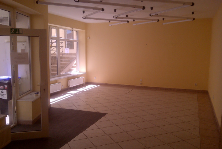 Na prenájom kancelária na pešej s výkladom za skvelú cenu Nitra