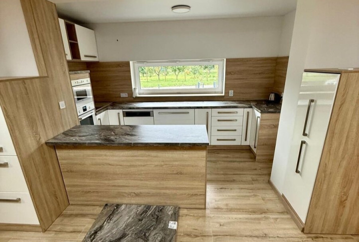 Na predaj 5-izbový bungalov , v obci Seňa