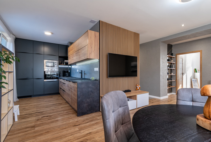 REZERVOVANÝ KOMPLETNE ZREKONŠTRUOVANÝ 2 IZBOVÝ BYT S BALKÓNOM