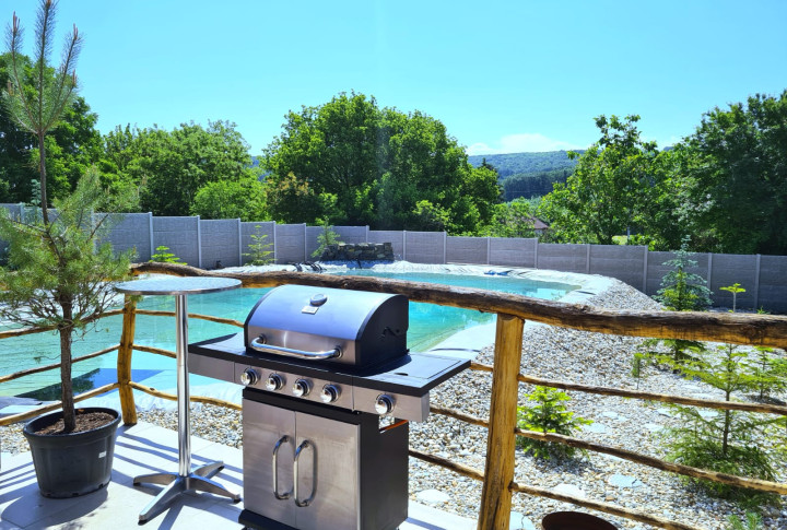 NA PREDAJ: Zabehnutá rekreačná chata v Podhájskej – výborná investícia