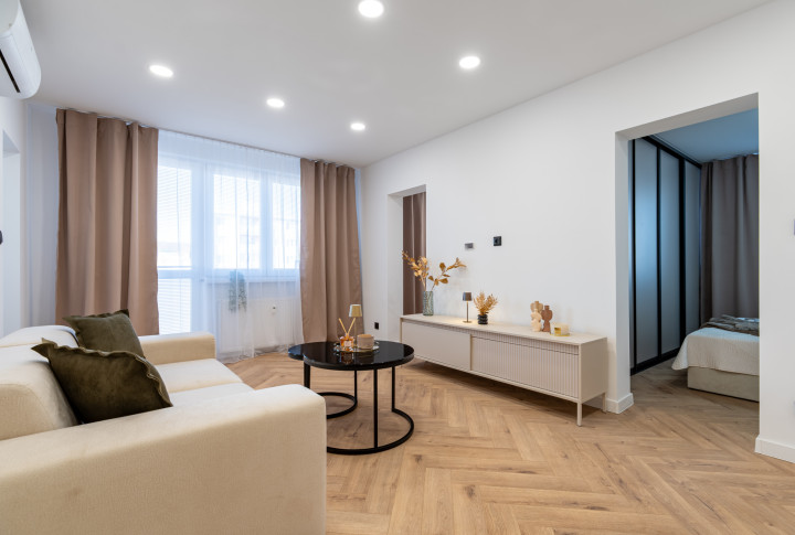 NA PREDAJ PEKNÝ A ZREKONŠTRUOVANÝ 3-IZBOVÝ BYT NA ULICI VÝSTAVBY, KOŠICE - ZÁPAD.